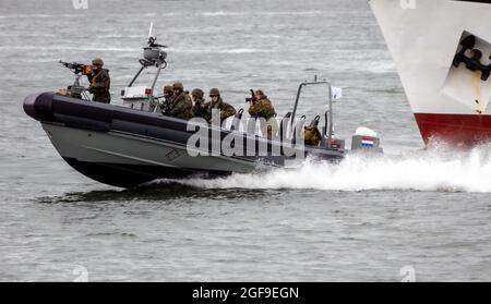 Hors-bord rapide avec Marines hollandaises lors d'une démonstration d'assaut aux Journées de la Marine hollandaise. Den Helder, pays-Bas . 23 juin 2013. Banque D'Images