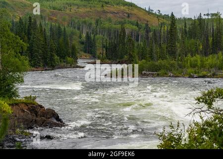 Rivière Nechako en aval des chutes Cheslatta. Banque D'Images