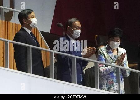 Tokio, Japon. 24 août 2021. Paralympiques : cérémonie d'ouverture au stade olympique. L'empereur du Japon Naruhito (l-r), Yoshihide Suga, premier ministre du Japon, et le gouverneur de Tokyo Yuriko Koike applaudissent à la cérémonie d'ouverture. (Meilleure qualité possible) Credit: Marcus Brandt/dpa/Alamy Live News Banque D'Images