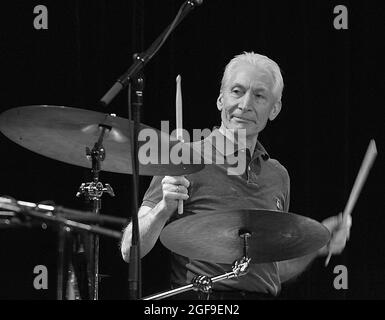 Munich, Allemagne. 12 janvier 2010. Charlie Watts, batteur des Rolling Stones, fait une apparition au Variete GOP avec le groupe ABC & D de Boogie Woogie. Le batteur du légendaire groupe de rock Rolling Stones, Charlie Watts, est mort. ** version SW ** Credit: Picture Alliance/dpa/Alay Live News Banque D'Images