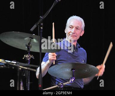 Munich, Allemagne. 12 janvier 2010. Charlie Watts, batteur des Rolling Stones, fait une apparition au Variete GOP avec le groupe ABC & D de Boogie Woogie. Le batteur du légendaire groupe de rock Rolling Stones, Charlie Watts, est mort. Credit: Picture Alliance/dpa/Alay Live News Banque D'Images