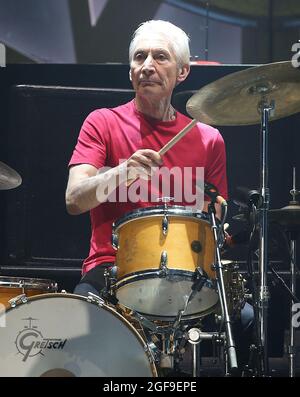 Düsseldorf, Allemagne. 19 juin 2014. Charlie Watts, batteur pour The Rolling, Stones, se produit à un concert. Le batteur du légendaire groupe de rock Rolling Stones, Charlie Watts, est mort. Credit: Picture Alliance/dpa/Alay Live News Banque D'Images