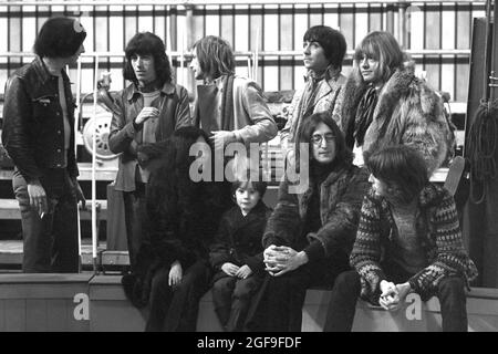 Photo du dossier datée du 10/12/68 de l'actrice japonaise Yoko Ono (première rangée, de gauche à droite), Julian Lennon et son père John Lennon (des Beatles) à la répétition du Rolling Stones Rock and Roll Circus, aux Intertel Studios, Wembley, Londres. John sera l'une des stars invitées, qui présentera également Sir Robert Fossetts Circus. Pete Townshend (à gauche) et Keith Moon (2e à droite) de l'OMS, Bill Wyman (2e à gauche), Charlie Watts (au centre) et Brian Jones (à droite) des Rolling Stones. Le batteur Rolling Stones Charlie Watts est mort à l'âge de 80 ans, son London publicis Banque D'Images