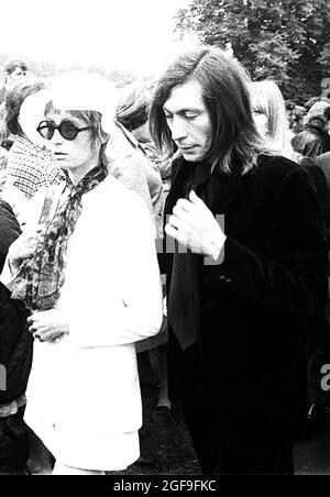 Photo du dossier datée du 10/07/69 de Charlie Watts des Rolling Stones et de son épouse Shirley au cimetière de Brian Jones. Ancien guitariste du groupe, dont les funérailles ont eu lieu à Cheltenham., Gloucestershire. Le batteur Rolling Stones Charlie Watts est décédé à l'âge de 80 ans, a déclaré Bernard Doherty, son attaché de presse londonien, à l'agence de presse de l'AP. Date de publication : le mardi 24 août 2021. Banque D'Images