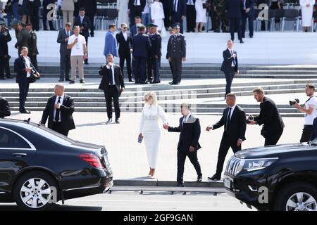 Kiev, Ukraine. 24 août 2021. Volodymyr Zelensky Président de l'Ukraine et sa femme Olena Zelenska vu partir après le défilé du jour de l'indépendance à Kiev. L'Ukraine célèbre 30 ans d'indépendance dans un climat géopolitique instable. Le président Volodymyr Zelensky a rassemblé les représentants de 40 pays pour inaugurer la plate-forme de Crimée à la veille de l'indépendance. Crédit : SOPA Images Limited/Alamy Live News Banque D'Images