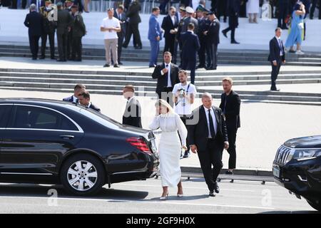 Kiev, Ukraine. 24 août 2021. Volodymyr Zelensky Président de l'Ukraine et sa femme Olena Zelenska vu partir après le défilé du jour de l'indépendance à Kiev. L'Ukraine célèbre 30 ans d'indépendance dans un climat géopolitique instable. Le président Volodymyr Zelensky a rassemblé les représentants de 40 pays pour inaugurer la plate-forme de Crimée à la veille de l'indépendance. (Photo de Mohammad Javad Abjoushak/SOPA /Sipa USA) crédit: SIPA USA/Alay Live News Banque D'Images