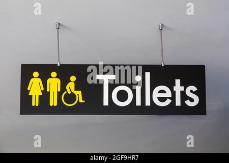 08-24-2021 Portsmouth, Hampshire, Royaume-Uni, un panneau de toilettes suspendu au plafond pointant vers les toilettes mâles pour femmes et handicapés Banque D'Images