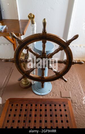 08-24-2021 Portsmouth, Hampshire, Royaume-Uni, UNE roue de navire en bois dans la timonerie ou le pont d'un navire Banque D'Images