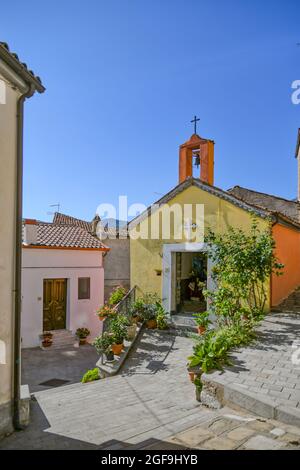 Une rue dans le centre historique de Castelsaraceno, une vieille ville de la région de Basilicate, en Italie. Banque D'Images