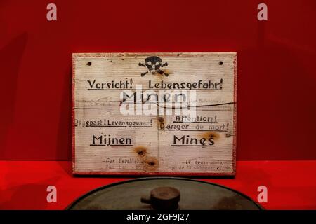 08-24-2021 Portsmouth, Hampshire, Royaume-Uni, UN panneau d'avertissement allemand de la guerre mondiale deux mines avec une mine en face, présenté au musée de l'histoire du jour J Southsea Banque D'Images