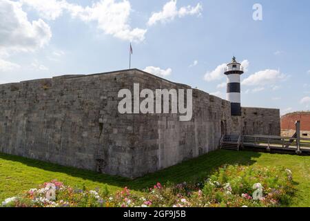 08-24-2021 Portsmouth, Hampshire, Royaume-Uni, l'extérieur du château et phare de Southsea lors d'une journée d'été avec des fleurs en premier plan Banque D'Images