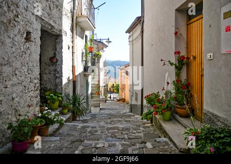 Une rue dans le centre historique de Castelsaraceno, une vieille ville de la région de Basilicate, en Italie. Banque D'Images