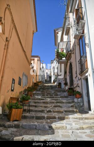 Une rue dans le centre historique de Castelsaraceno, une vieille ville de la région de Basilicate, en Italie. Banque D'Images