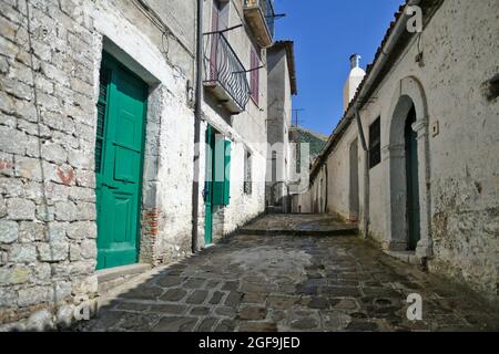 Une rue dans le centre historique de Castelsaraceno, une vieille ville de la région de Basilicate, en Italie. Banque D'Images