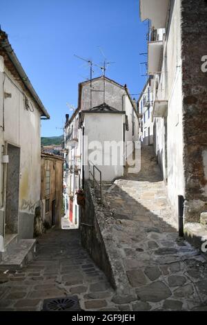 Une rue dans le centre historique de Castelsaraceno, une vieille ville de la région de Basilicate, en Italie. Banque D'Images