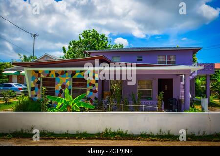 Grand Cayman, îles Caïman, juillet 2020, vue sur une maison pourpre dans George Town Banque D'Images