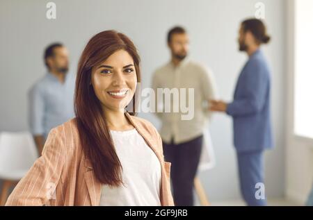 Portrait d'une jeune femme d'affaires prospère regardant l'appareil photo avec une expression confiante. Banque D'Images