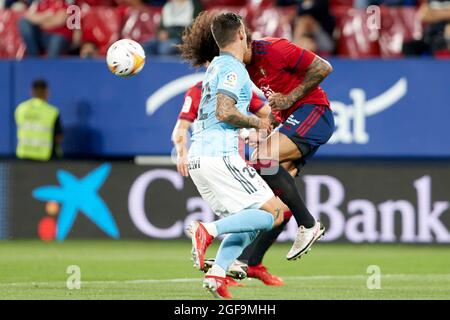 Pampelune, Espagne. 23 août 2021. Santi Mina (en avant; RC Celta) et Aridane Hernandez (défenseur; CA Osasuna) en action pendant le match espagnol de la Liga Santander entre CA Osasuna et RC Celta au stade de Sadar.(final Score; CA Osasuna 0:0 RC Celta) (photo de Fernando Pidal/SOPA Images/Sipa USA) crédit: SIPA Live News Banque D'Images