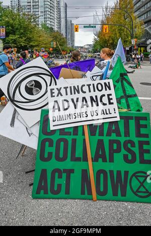 Les manifestants avec la rébellion d'extinction occupent l'intersection de Georgia et Cambie, Vancouver (Colombie-Britannique), Canada Banque D'Images