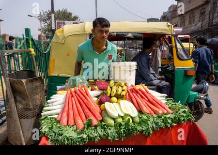 Old Delhi, Inde - 4 mars 2018 : vendeur de fruits et légumes frais près de Chandni Chowk (Moonlight Square), l'un des marchés les plus anciens et les plus fréquentés i Banque D'Images