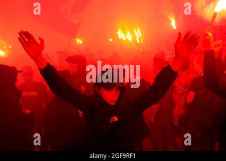 EINDHOVEN, PAYS-BAS - 24 AOÛT : fans de PSV devant le stade avant le match de la Ligue des champions de l'UEFA Play-offs Leg Two entre PSV et Benfica au stade Philips Stadion le 24 août 2021 à Eindhoven, pays-Bas (photo de Geert van Erven/Orange Pictures) Banque D'Images