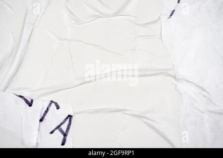 Arrière-plan en papier déchiré, vieux, blanc et sale. Les affiches sales froissées, froissées et vierges gringuent les textures de la surface de l'affiche Banque D'Images