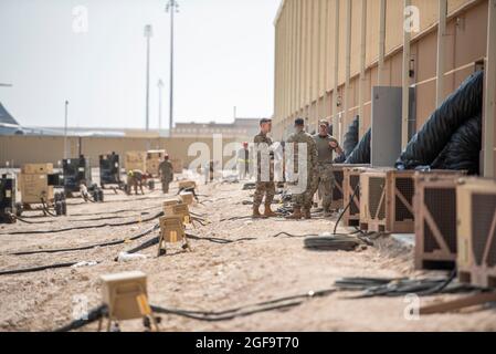 Base aérienne d'Al Udeied, Qatar. 22 août 2021. Les aviateurs de la US Air Force préparent un camp de transit à l'appui de l'opération Allies refuge le 22 août 2021 à la base aérienne d'Al Udeid, au Qatar. Credit: Planetpix/Alamy Live News Banque D'Images