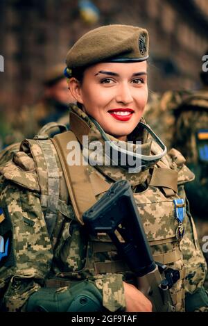 Kiev, Ukraine - 22 août 2021 : répétition du défilé militaire à l'occasion de la Journée de l'indépendance de l'Ukraine de 30 ans. Femme soldat ukrainienne Banque D'Images
