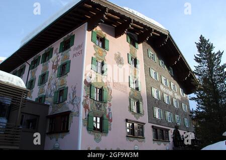 Lech, Autriche - 03 04 2018: Chalet Nice Maison traditionnelle de style suisse à Lech Banque D'Images