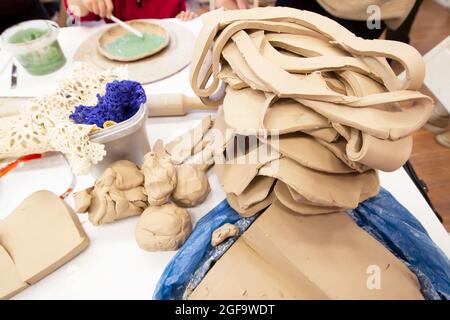 Classe de maître en argile. Un grand morceau d'argile pour faire de la poterie. Table de travail de Potter. Banque D'Images