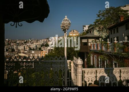 Izmir, Izmir, Turquie. 24 août 2021. Rue Dario Moreno à Izmir, Turquie. L'ascenseur historique d'Izmir a été construit par l'homme d'affaires Nesim Levi dans ''›' 1907. David Arugete (3 avril 1921 ''“ 1er décembre 1968), communément connu sous son nom de scène Darà-o Moreno, était un chanteur polyglot turc-juif, un compositeur accompli, un parolier et un guitariste. Il a atteint la renommée et a fait une carrière remarquable centrée en France qui comprenait également des films, pendant les années 1950 et 1960.The Elevator.The Historical Elevator a été construit par Nessim Levy, un homme d'affaires juif, en 1907 pour plus de venir la barre topographique Banque D'Images