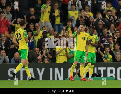 Kenny McLean, de Norwich City (au centre), est félicité par les coéquipiers Kieran Dowell (à gauche) Bali Mumba (à droite) après avoir marquant le premier but du match lors du deuxième tour de la coupe Carabao à Carrow Road, Norwich. Date de la photo: Mardi 24 août 2021. Banque D'Images