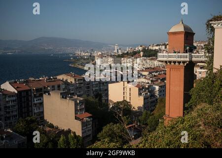 Izmir, Izmir, Turquie. 24 août 2021. Rue Dario Moreno à Izmir, Turquie. L'ascenseur historique d'Izmir a été construit par l'homme d'affaires Nesim Levi dans ''›' 1907. David Arugete (3 avril 1921 ''“ 1er décembre 1968), communément connu sous son nom de scène Darà-o Moreno, était un chanteur polyglot turc-juif, un compositeur accompli, un parolier et un guitariste. Il a atteint la renommée et a fait une carrière remarquable centrée en France qui comprenait également des films, pendant les années 1950 et 1960.The Elevator.The Historical Elevator a été construit par Nessim Levy, un homme d'affaires juif, en 1907 pour plus de venir la barre topographique Banque D'Images