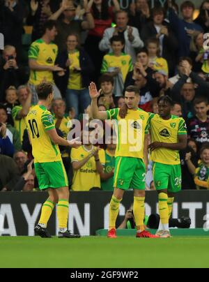 Kenny McLean, de Norwich City (au centre), est félicité par les coéquipiers Kieran Dowell (à gauche) Bali Mumba (à droite) après avoir marquant le premier but du match lors du deuxième tour de la coupe Carabao à Carrow Road, Norwich. Date de la photo: Mardi 24 août 2021. Banque D'Images