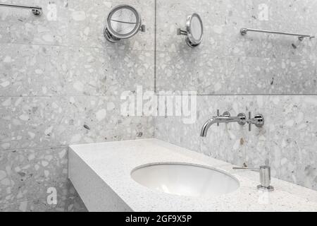 Décoration moderne et minimaliste, salle de bains avec accessoires chromés et carrelage gris Banque D'Images