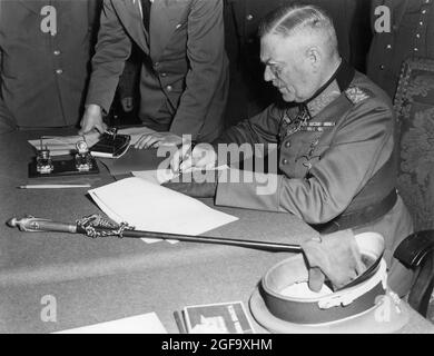 Field Marshall Keitel signe des termes de capitulation allemands à Berlin 8 mai 1945 . Banque D'Images