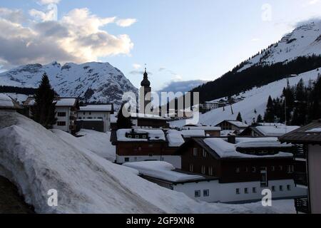 Coucher de soleil sur Lech am Arlberg en hiver Banque D'Images