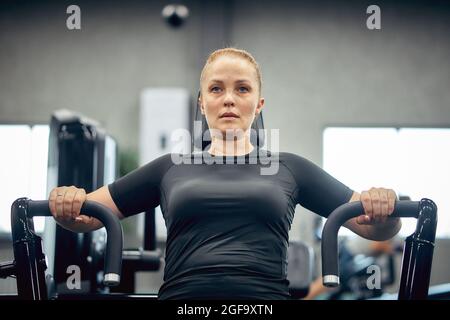 Une femme est engagée dans la forme physique dans la salle de gym pour perdre du poids et brûler des calories supplémentaires, un mode de vie sain, de sorte qu'il ya un corps mince. Banque D'Images