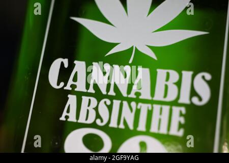 Viersen, Allemagne - mai 9. 2021: Gros plan de l'étiquette de bouteille verte de l'absinthe, boisson alcoolisée aromatisée au cannabis Banque D'Images