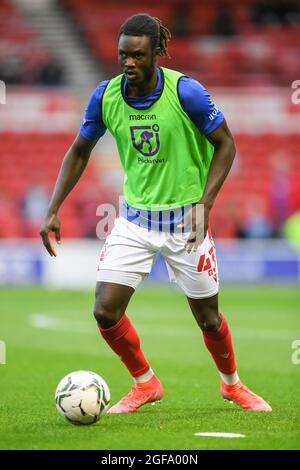 NOTTINGHAM, ROYAUME-UNI. 24 AOÛT Baba Fernandes de la forêt de Nottingham se réchauffe avant le coup d'envoi lors du match de la Carabao Cup entre la forêt de Nottingham et Wolverhampton Wanderers au City Ground, Nottingham, le mardi 24 août 2021. (Credit: Jon Hobley | MI News) Credit: MI News & Sport /Alay Live News Banque D'Images