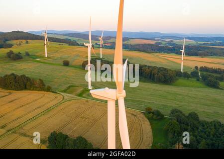 Vue aérienne du parc éolien avec des éoliennes à fort vent pour la production d'éco-électricité . Station d'alimentation verte. Banque D'Images