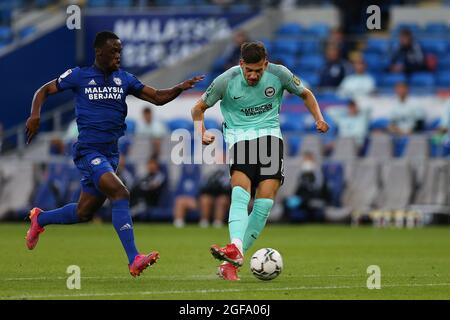 Cardiff, Royaume-Uni. 24 août 2021. Jakub Moder de Brighton & Hove Albion tire et marque le 1er but de ses équipes. Carabao Cup, 2e tour de match, Cardiff City v Brighton & Hove Albion FC au Cardiff City Stadium de Cardiff, pays de Galles, le mardi 24 août 2021. Cette image ne peut être utilisée qu'à des fins éditoriales. Utilisation éditoriale uniquement, licence requise pour une utilisation commerciale. Aucune utilisation dans les Paris, les jeux ou les publications d'un seul club/ligue/joueur. photo par Andrew Orchard/Andrew Orchard sports Photography/Alamy Live News crédit: Andrew Orchard sports Photography/Alamy Live News Banque D'Images