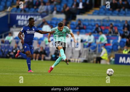 Cardiff, Royaume-Uni. 24 août 2021. Jakub Moder de Brighton & Hove Albion tire et marque le 1er but de ses équipes. Carabao Cup, 2e tour de match, Cardiff City v Brighton & Hove Albion FC au Cardiff City Stadium de Cardiff, pays de Galles, le mardi 24 août 2021. Cette image ne peut être utilisée qu'à des fins éditoriales. Utilisation éditoriale uniquement, licence requise pour une utilisation commerciale. Aucune utilisation dans les Paris, les jeux ou les publications d'un seul club/ligue/joueur. photo par Andrew Orchard/Andrew Orchard sports Photography/Alamy Live News crédit: Andrew Orchard sports Photography/Alamy Live News Banque D'Images
