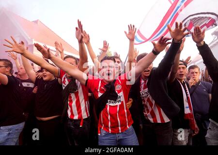 EINDHOVEN, PAYS-BAS - 24 AOÛT : fans de PSV devant le stade avant le match de la Ligue des champions de l'UEFA Play-offs Leg Two entre PSV et Benfica au stade Philips Stadion le 24 août 2021 à Eindhoven, pays-Bas (photo de Geert van Erven/Orange Pictures) Banque D'Images