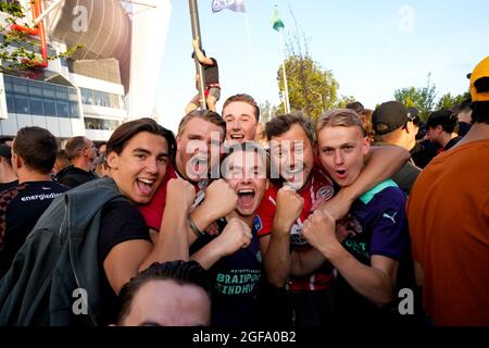 EINDHOVEN, PAYS-BAS - 24 AOÛT : fans de PSV devant le stade avant le match de la Ligue des champions de l'UEFA Play-offs Leg Two entre PSV et Benfica au stade Philips Stadion le 24 août 2021 à Eindhoven, pays-Bas (photo de Geert van Erven/Orange Pictures) Banque D'Images