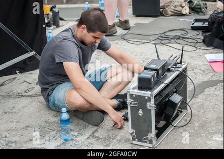 Dans les coulisses. Le réalisateur supervise et contrôle le tournage du film sur l'écran lcd depuis le studio de montage de film extérieur. Analogique a Banque D'Images