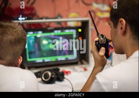 Dans les coulisses. Le réalisateur supervise et contrôle le tournage du film sur l'écran lcd depuis le studio de montage de film extérieur. Analogique a Banque D'Images