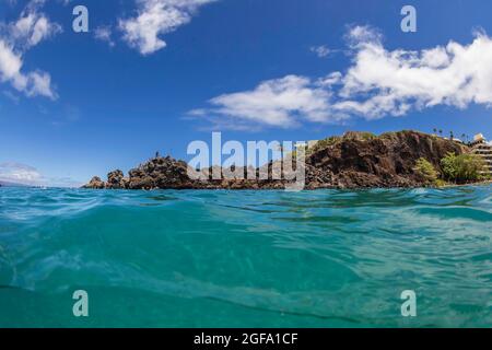 Vue sur Black Rock au niveau de l'océan à l'extrémité nord de la célèbre plage Ka'anapali et de l'hôtel Sheraton, Maui, Hawaii. Banque D'Images