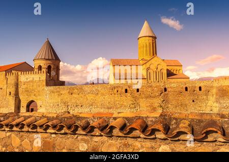 Panorama au coucher du soleil du monastère orthodoxe oriental d'Alaverdi dans la région de Kakhetia, en Géorgie orientale Banque D'Images