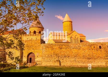 Panorama au coucher du soleil du monastère orthodoxe oriental d'Alaverdi dans la région de Kakhetia, en Géorgie orientale Banque D'Images